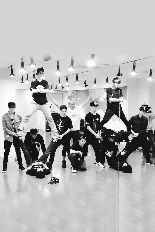 KokobopPcy's tweet photo. "Baby don’t cry tonight eodumi geochigo namyeon
Baby don’t cry tonight eobseotdeon iri doel geoya
Mulgeopumi doeneun geoseun nega aniya kkeutnae mollaya haetdeon So baby don’t cry cry nae sarangi neol jikil teni" I know, and I want to cry. I'm proud of you exo #6YearsWithEXO https://t.co/fsVaWA91AK