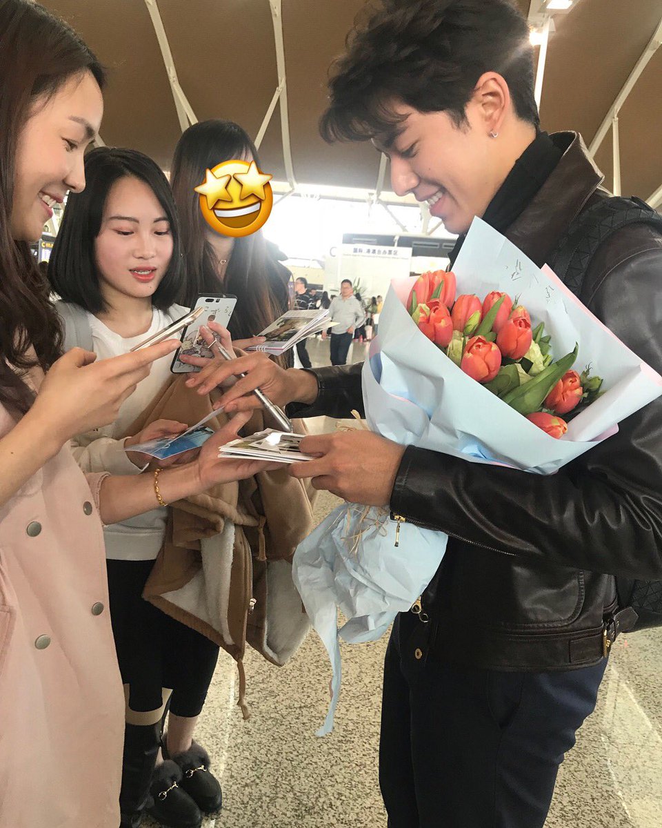 only9naphat's tweet photo. A warm and sweet smile on your face!! Please be always happy.
#nineinshanghai
#naphat_nine
#pimpaka
#thaiairways
#9naphatfanclub
#naphatnine_cn
#九军 📷: Cassie & Tuzi & Vicky
Cr. naphatnine_cn https://t.co/iTFzo3vjKv