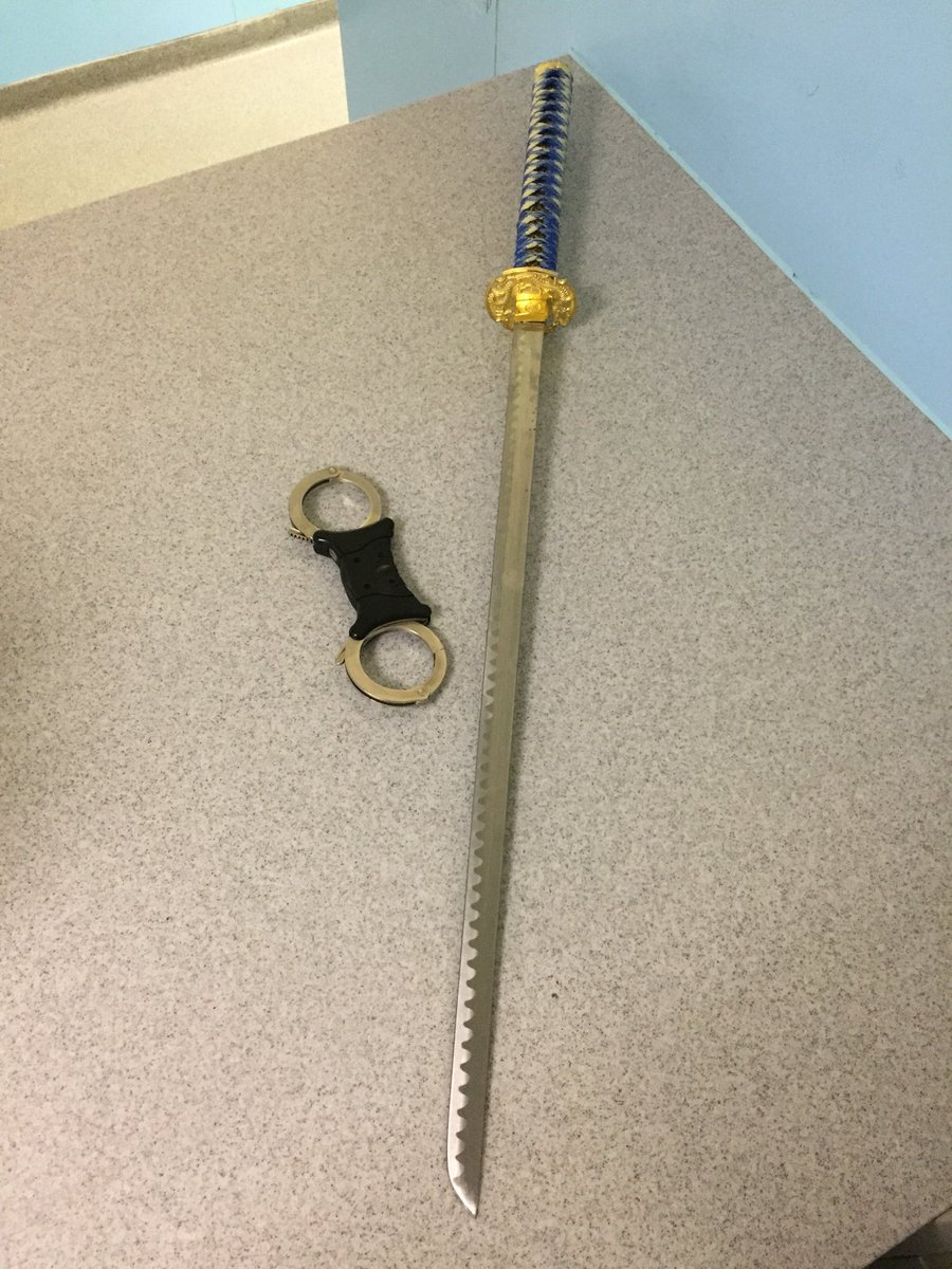 MetTaskforce's tweet photo. #TSG #U225 just arrested a Male who had earlier threatened a member of the public with this Samurai sword @MPSSouthwark A controlled #Taser callout was the tactic utilised to https://t.co/b5Uw1Cttdt injuries.#Knifecrime Any Q’s? Let’s go! #retweet https://t.co/OO4e5TNKRO