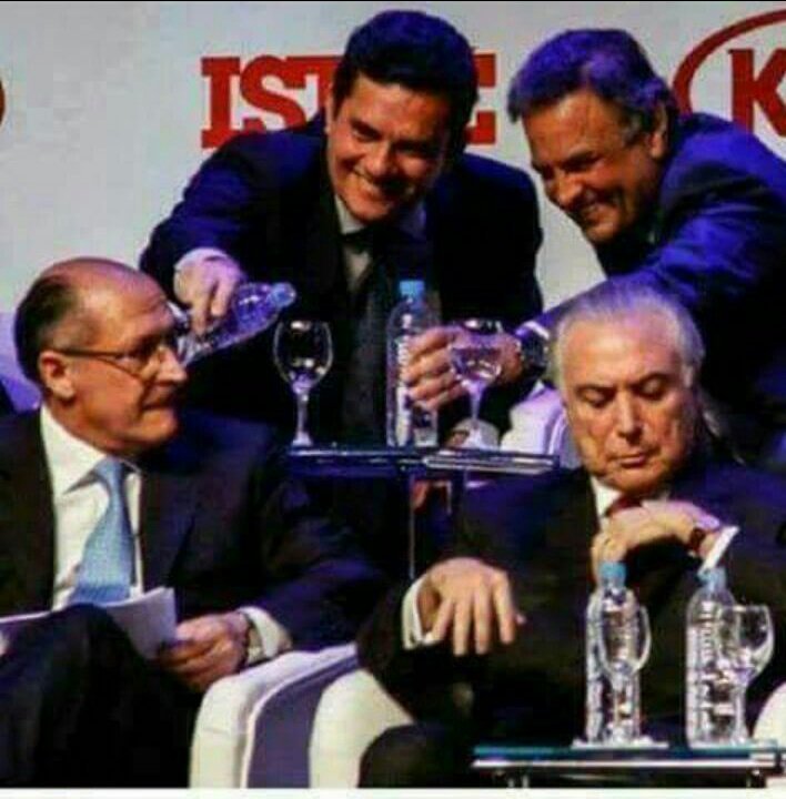 Olha o juizinho tucano feliz