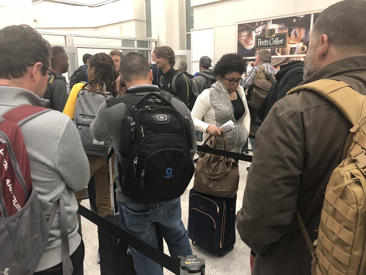 arulramsriram's tweet photo. .@united why is #premieraccess closed at terminal b at @iah.  Lines are long and times extended.  Why have premier access when it doesn’t get you anything!!! #unitedproblems #unitedairlines #nopremieraccess https://t.co/zjDp6e94sm