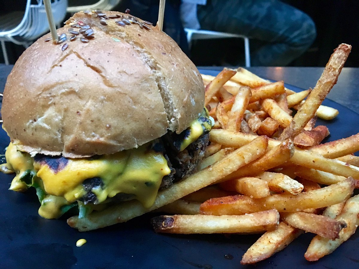 Holly Burke tweet media