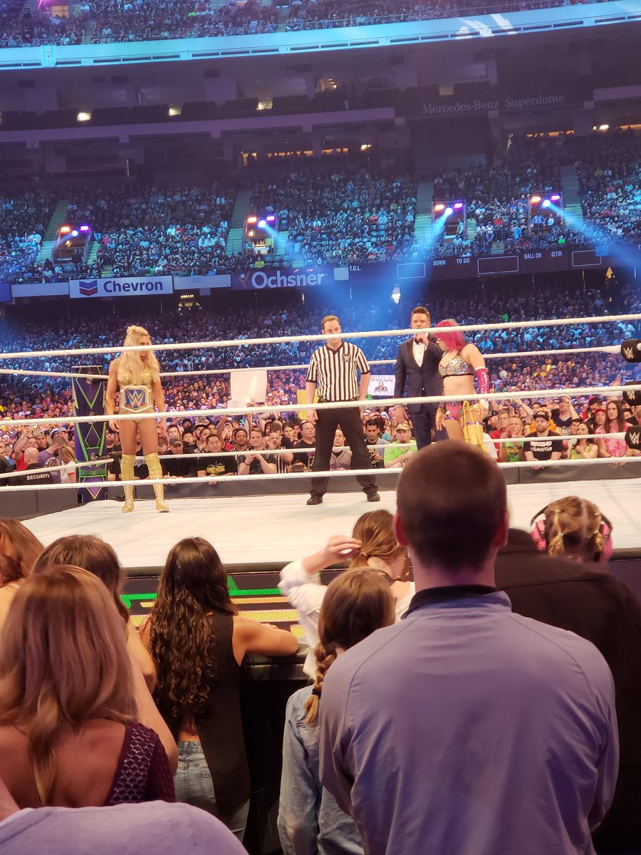 Mike_Daniels76's tweet photo. The Queen vs The Empress 

#WrestleMania https://t.co/NvCihDlamA
