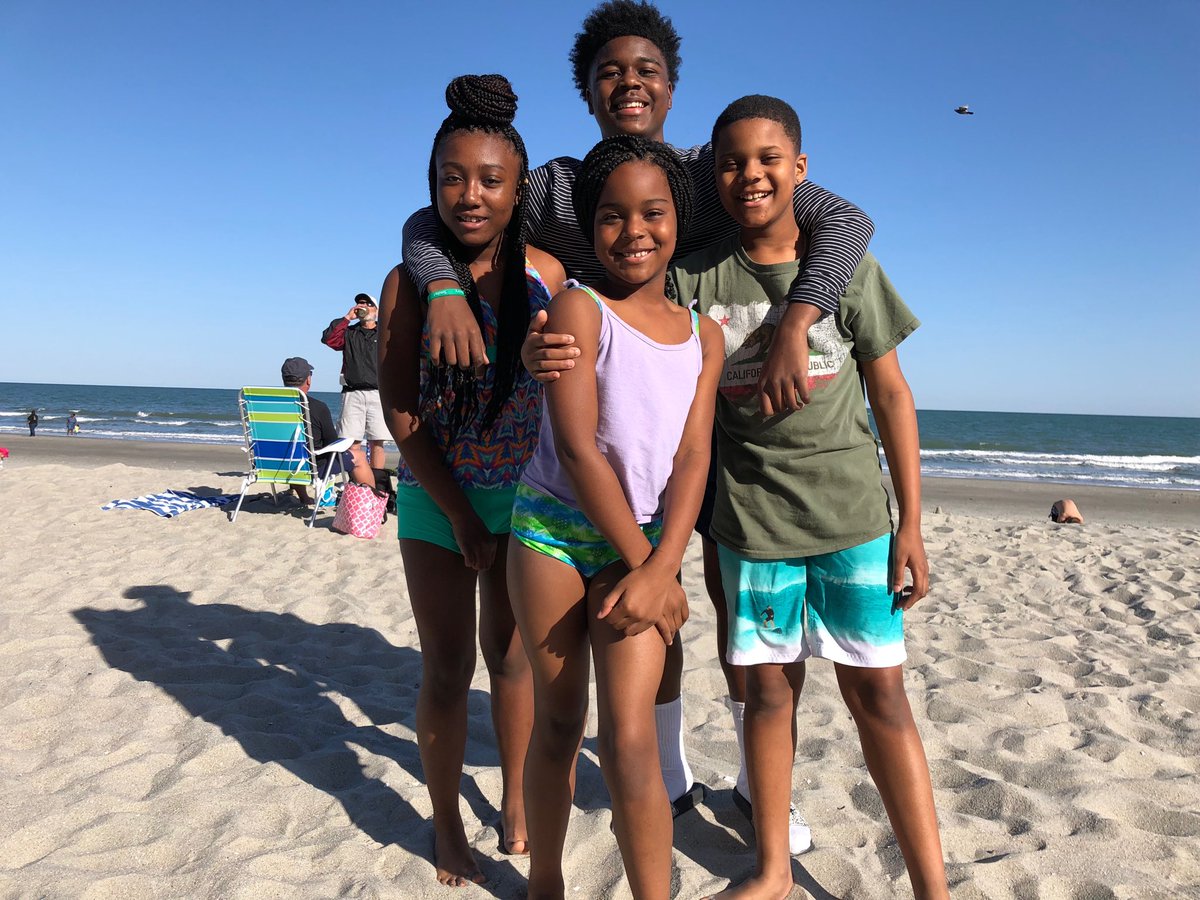 MrsJaronfelder's tweet photo. What’s the last day of spring break without a trip to the beach? Love love love these kiddos💕💕💕 #myheartstrings https://t.co/1XLbWulib4