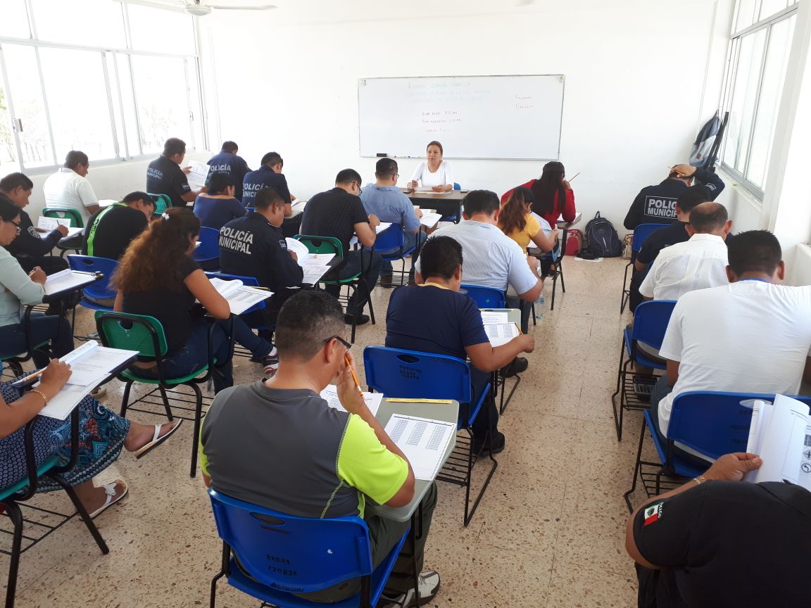 SSC_QROO's tweet photo. Por primera vez,  y a través de la Academia Estatal de la #SSPROO, 83 elementos policiacos, presentaron el examen del #Ceneval para obtener el título de Técnico Superior Universitario (TSU) en Seguridad Pública. https://t.co/RKnS35L0Hi

@ComunicacionQR 
#QuintanaRooSeguro
#AESP https://t.co/nbS1gDXec1