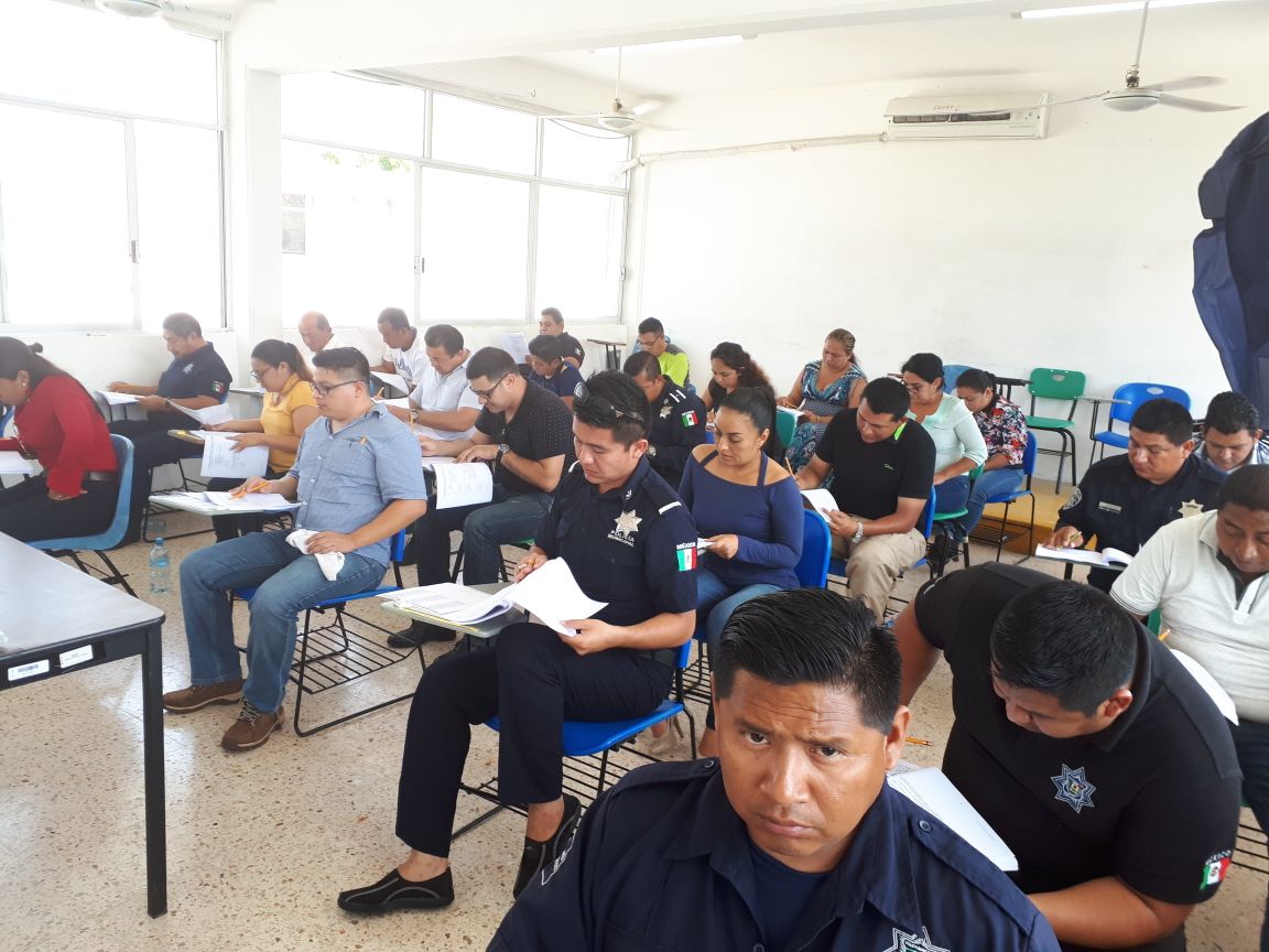 SSC_QROO's tweet photo. Por primera vez,  y a través de la Academia Estatal de la #SSPROO, 83 elementos policiacos, presentaron el examen del #Ceneval para obtener el título de Técnico Superior Universitario (TSU) en Seguridad Pública. https://t.co/RKnS35L0Hi

@ComunicacionQR 
#QuintanaRooSeguro
#AESP https://t.co/nbS1gDXec1