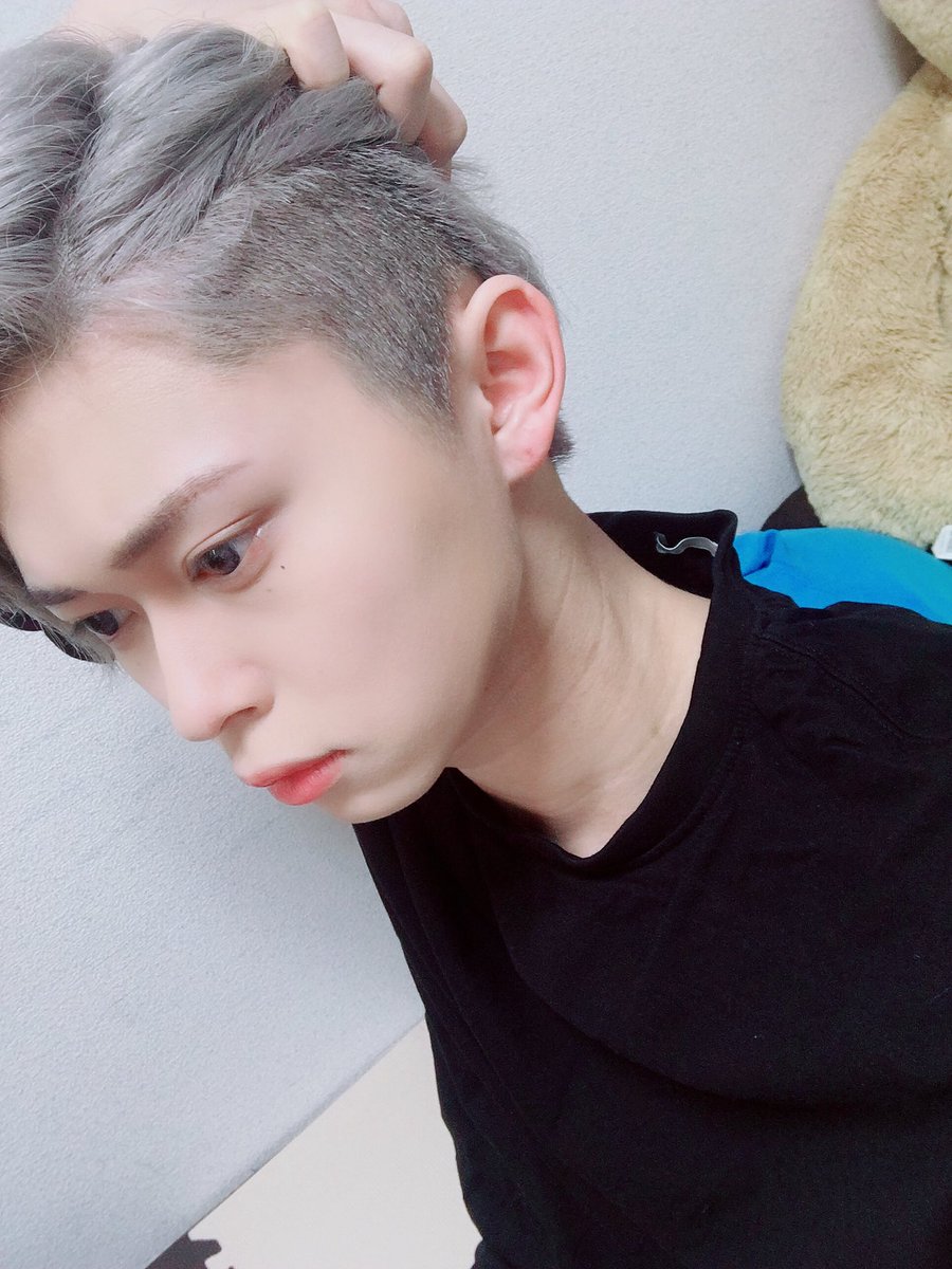 森 友二 در توییتر おはゆぅ めっちゃ髪切ったけどわかる 刈り上げ部分結構広げて 髪の毛多いの必死におさえてる系白髪男子です O O 森 友二 در توییتر おはゆぅ めっちゃ髪切ったけどわかる 刈り上げ部分結構広げて 髪の毛多いの必死におさえてる系白髪男子です O O