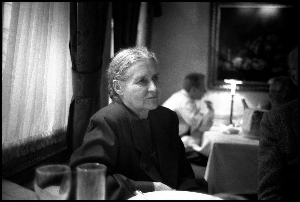 dean_frey's tweet photo. @holdengraber #PublicLibraryWeek
A public library is the most democratic thing in the world. What can be found there has undone dictators and tyrants.
- Doris Lessing
📷 Inge Morath, 1990 https://t.co/A0IbgNsEZm