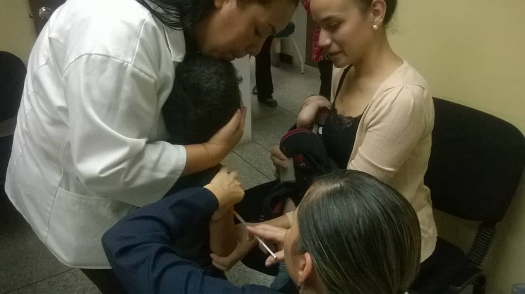 Delvalle081's tweet photo. Jornada de vacunacion las americas en el pedro iturbe @clapgandhiud2 @YARITZADC @j14monteto @YepfriArguello @gladysmadeline @Kelucha86 https://t.co/jyH3j4RuqI
