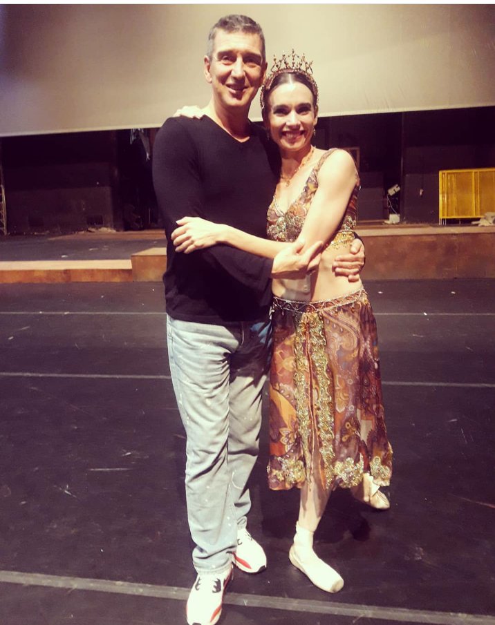 NadiaMuzyca's tweet photo. Aquí luego del ensayo general del #Corsario en el maravilloso @TeatroColon con el gran #JulioBocca 💕yo feliz ( mi cara lo dice todo 😄) mis fechas 11- 13 y 15 abril #temporada2018 #ballet https://t.co/L8cEMTDV0K