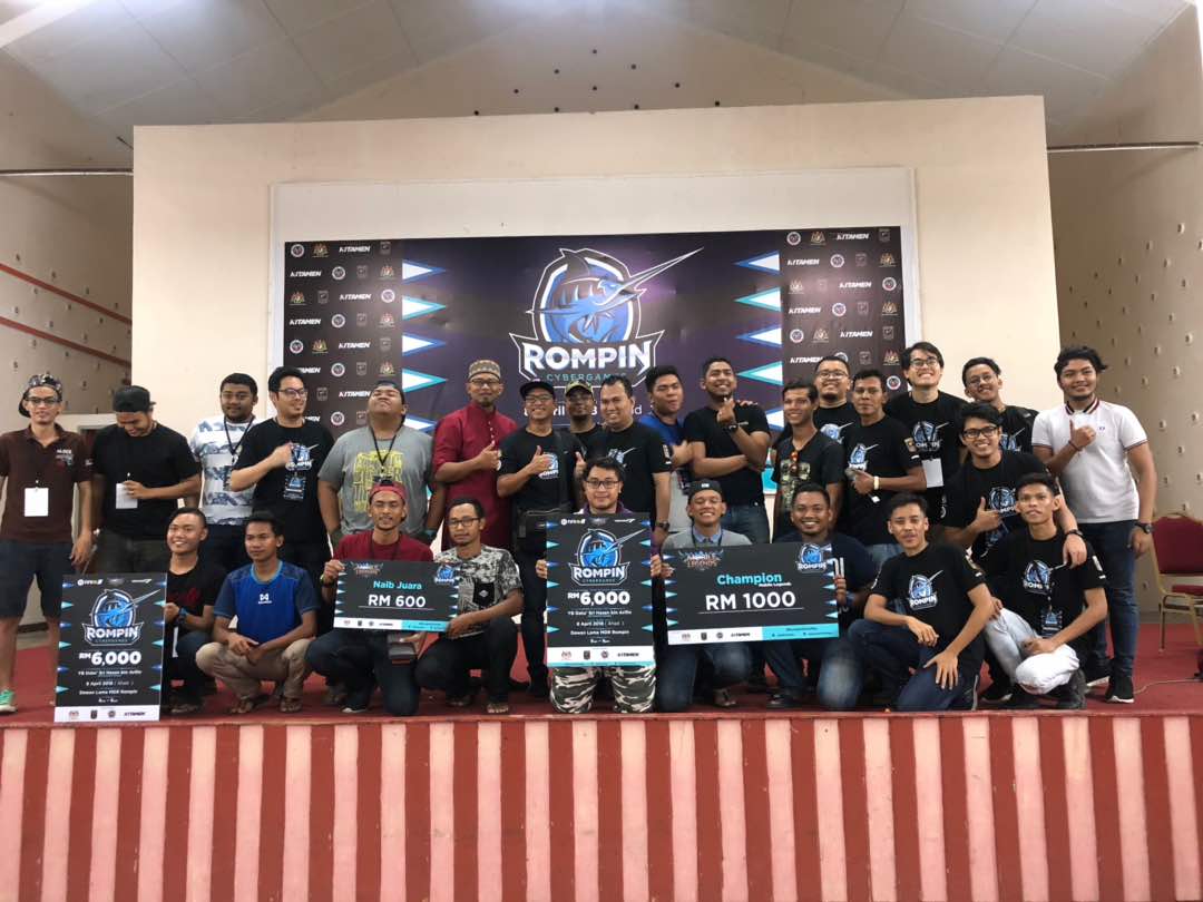 SyahirZol's tweet photo. Tamat sudah Rompin CyberGames

Hampir 600 org yg mai, so next time rompin cybergames kena upgrade dewan lagi besaq. 

#kitamen
#Kitameniacs
#RompinCyberGames
#RompinDiHatiku https://t.co/w7PK7zdCkq