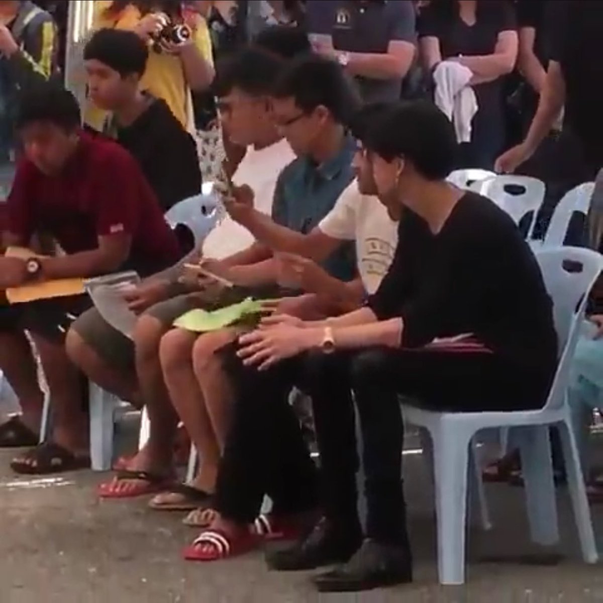 juneiis's tweet photo. ชอบความคนของประชนชามากเว่อ น้องข้างๆก็รู้งาน 55555555555 https://t.co/BhyhVbEOI8