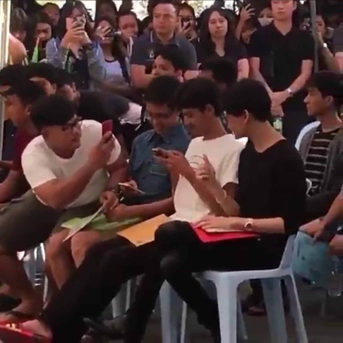 juneiis's tweet photo. ชอบความคนของประชนชามากเว่อ น้องข้างๆก็รู้งาน 55555555555 https://t.co/BhyhVbEOI8