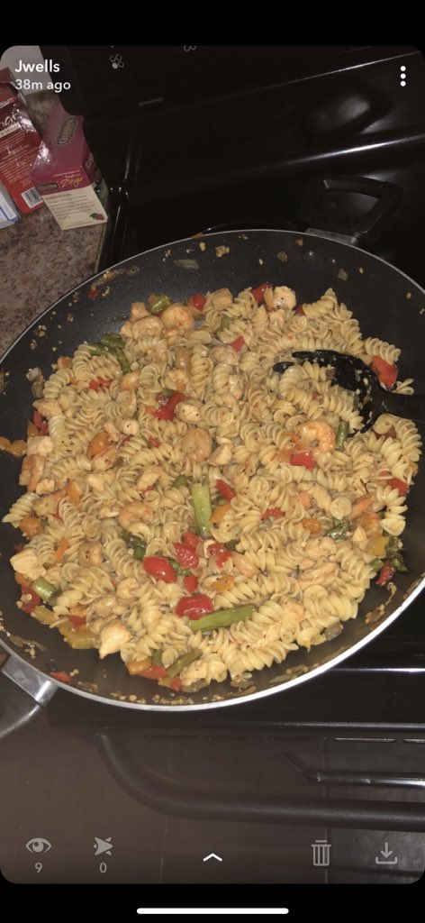 wells_visions's tweet photo. Chicken &amp; shrimp stir fry 👅🤤 #ChefWells https://t.co/yOAYT45aGo