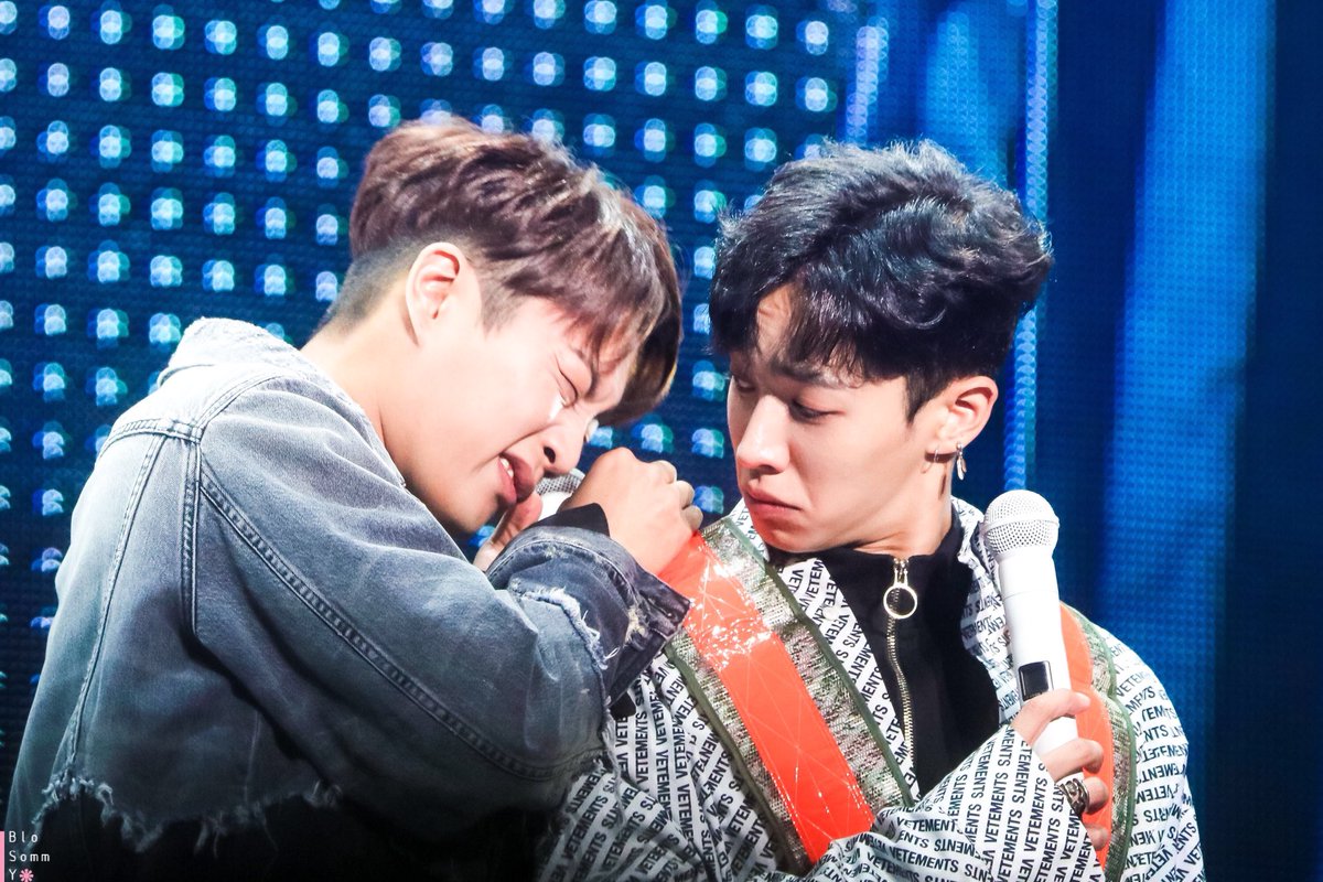 Blossomy_1016's tweet photo. 180407 #HIGHLIGHt FANMEETING :: #두준 #기광
이거 야광인가 한번 보쟈!!
#하이라이트팬미팅 #Dunun #Gikwang https://t.co/22pLLzpD6K