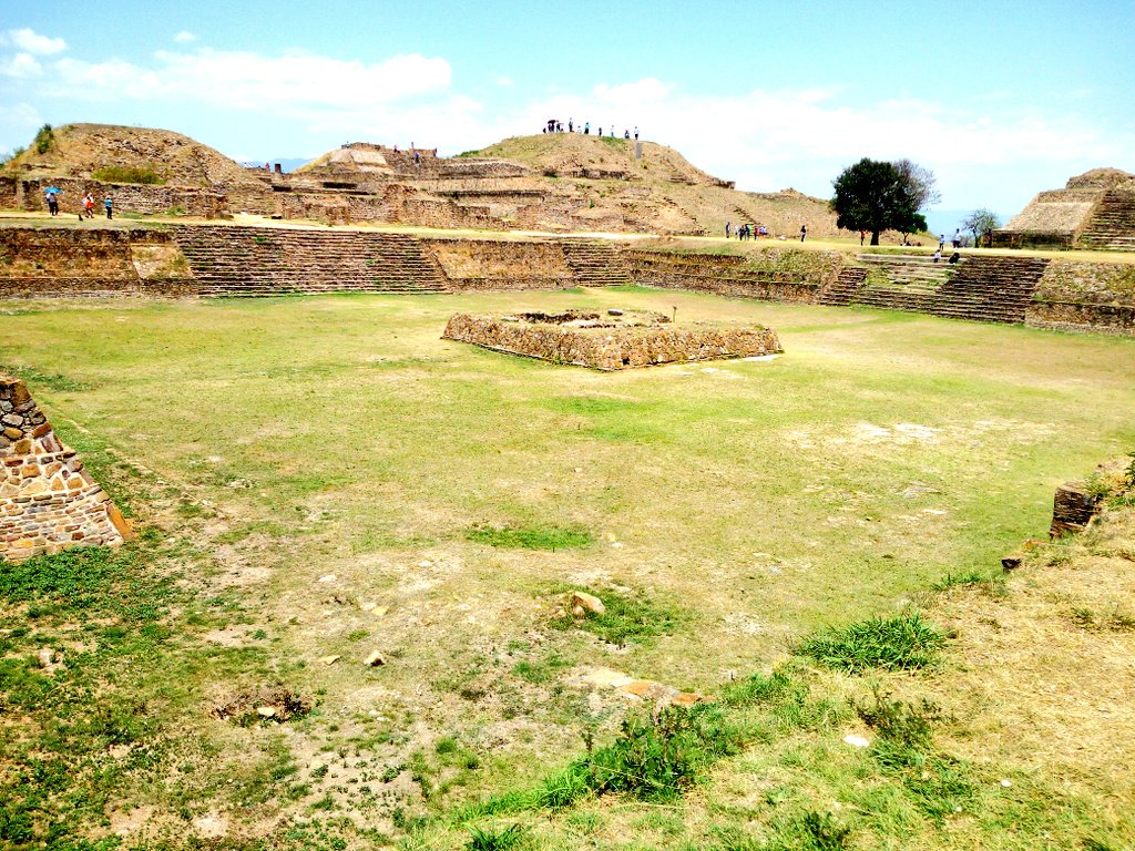 toledomariana's tweet photo. Visitar lugares como Monte Albán te recuerdan la grandeza de la que provienes.
Me falta condición física, pero nos ejercitaremos para aguantar la próxima visita.
😉😂
#miniexploradores #minireporteros https://t.co/UW449qIpQF
