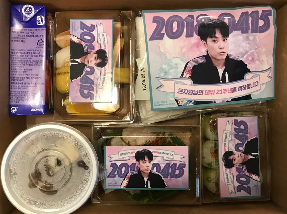 eunpa78's tweet photo. 아티스트와 스탭 모두 동일하게 [ 소갈비찜, 삼겹살수육, 쌈밥, 과일, 솜사탕, 팩주스 ]를 준비했습니다.
아침 식사 대용으로 들어갈 도시락이라 카레, 고기고기고기는 너무 헤비할 것 같아, 카레와 꼬치를 빼고 과일이 추가된 점 양해 부탁드립니다.
#천만홀릭_커밍쑨 #EUNJIWON #은지원 https://t.co/3zoU3mW2Np