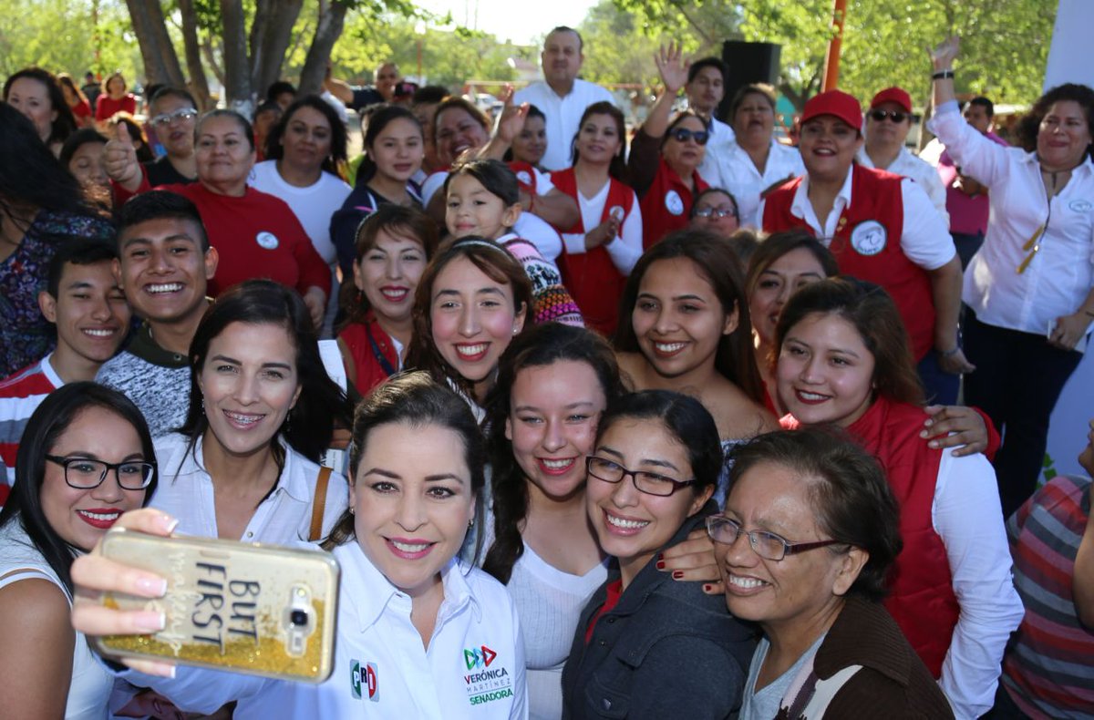 Veronica_mtz's tweet photo. Gracias a la gente bonita de #Acuña por recibirnos en sus colonias para darles a conocer la propuesta de sus candidatos a Senadores @jericoabramo y su servidora, junto a nuestro candidato a Diputado Federal por el distrito 1 @PURONJOHNSTON ¡Queremos  #AvanzarContigo ! https://t.co/5OvCWONItt