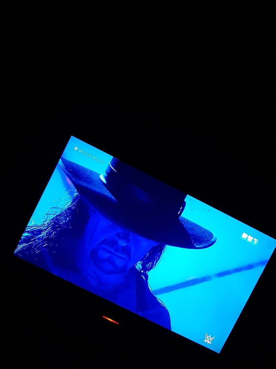 Rose_Comorienne's tweet photo. #WrestleMania34 Undertaker est de retour comment sa fait plaisir !!!! OMG 😍🙏🏾 https://t.co/GtkVif6IJR