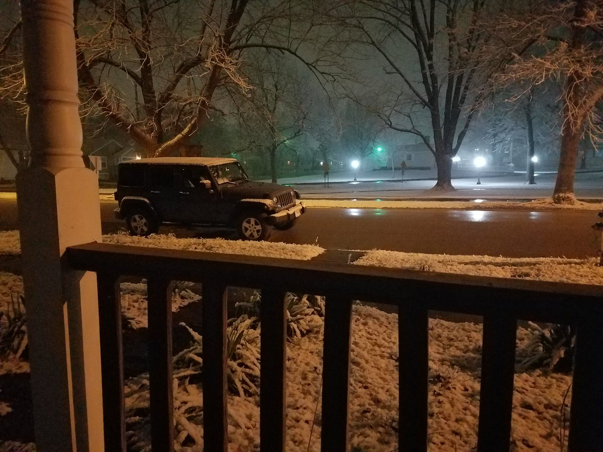 09MeganS's tweet photo. Damn snow, it's spring! https://t.co/jrvPWjfhPQ