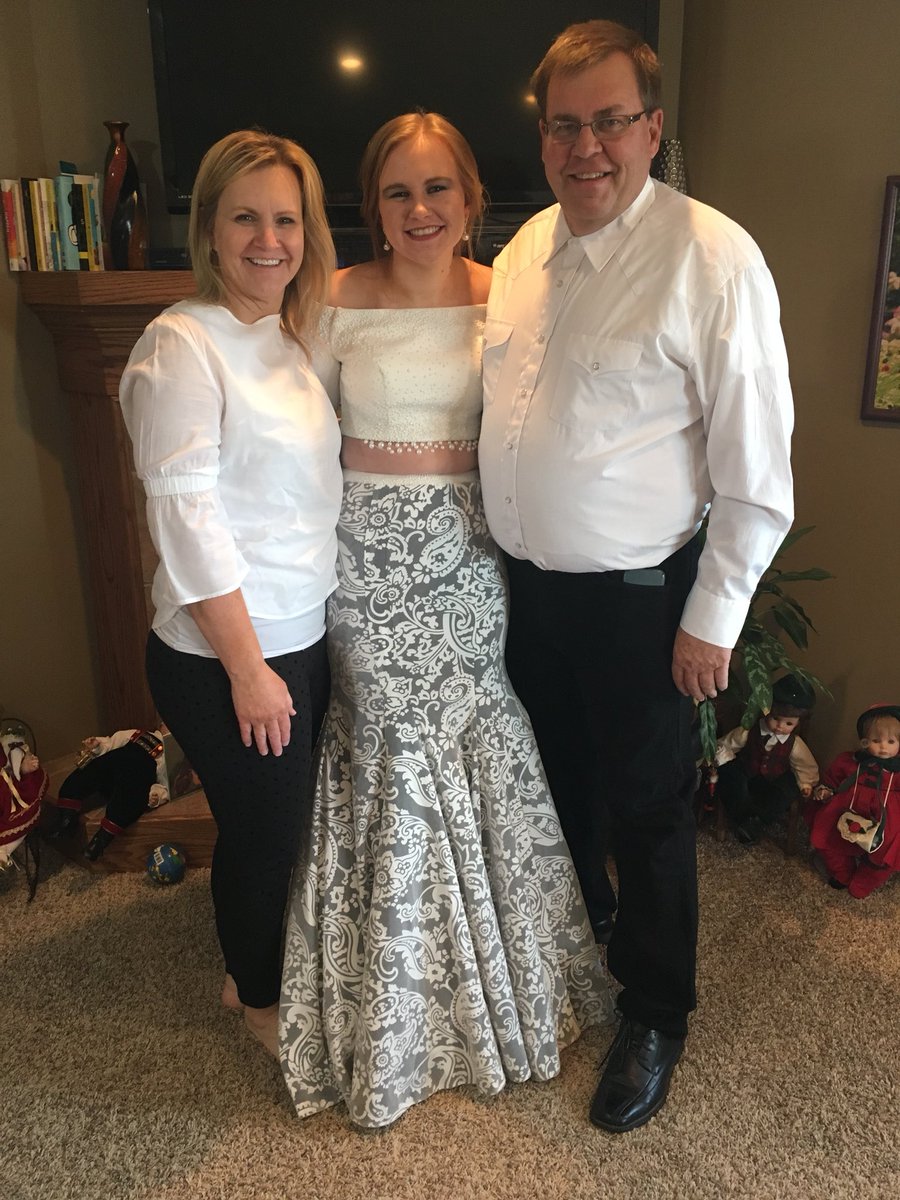 HeidiH6's tweet image. Working our second job-servers. Must have been bad service #notips #prom2018 #highfamnews