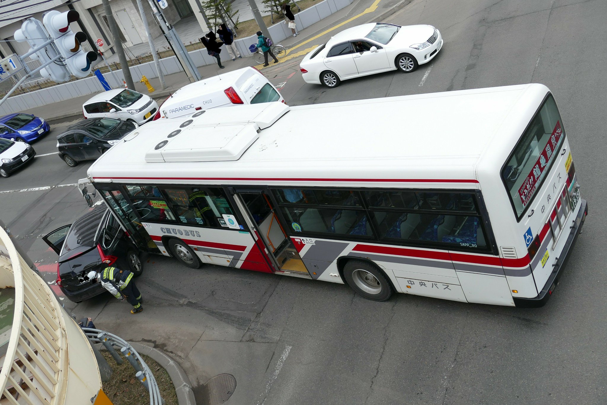 画像 札幌市の北8条東1丁目 国道5号線 通称石狩街道と北8条通りの交差点で乗用車と路線バスの事故 バスが石狩街道を半分以上防いでいるので南方向は渋滞中 まとめダネ
