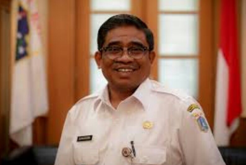 suldgkulle's tweet photo. Selamat bekerja bapak Plt Gubernur Sulsel Soni Sumarsono , walau hanya sementara mohon datangki liat2ki @PSM_Makassar kalo berlaga di Mattoanging, siapa tau ada saran bagusta u stadion 😃😃 #pltgubernur #ewakoewakikuewai https://t.co/kut7Bo1NYr