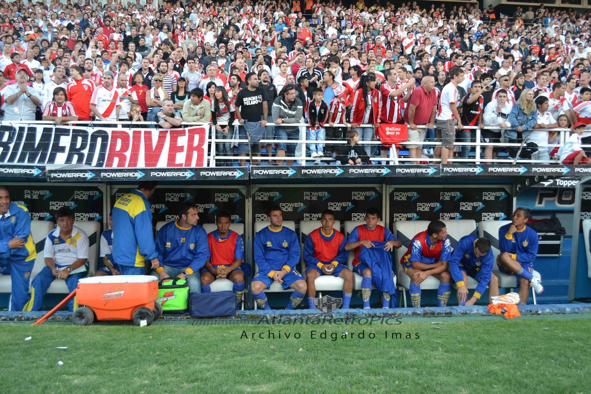 AtlantaRetro's tweet photo. 2012. #Atlanta 1 #River 0, en #Velez. El banco de suplentes, de der. a izq.: Nicolás Ramírez, @LlinasRodrigo, @jp6Segovia, Leandro Guzmán, Gabriel Sanabria, @palim5, Carlos Arancibia, Dr. @DHLOBBE, kinesiólogo @fermargules (parado) y, en la punta, el DT Carlos Roldán. https://t.co/Li4O2dR2E0