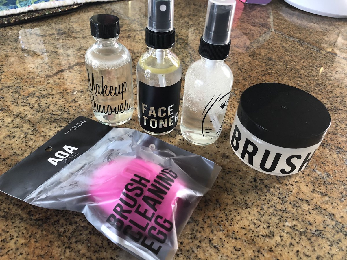 nospaceortime1's tweet photo. A killer day of #diy yesterday for the #LYPR #yleo #LiveYourPassionRally love the #EssentialOils message me if you’d like to learn more.  #Wellness #Purpose #Abundance  #youngliving https://t.co/H7e6JPwJz2