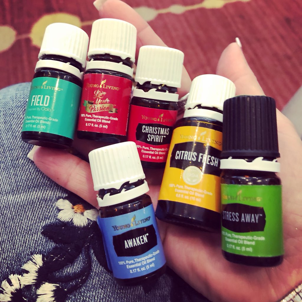 nospaceortime1's tweet photo. Daily #cocktail Feeling #blissful with #christmasspirit #awaken#envision#stressaway#liveyourpassion#oolafield #youngliving #YLEO #essentialoils Contact me 4 yours! #theyROCK https://t.co/Ff0LnUbyeA