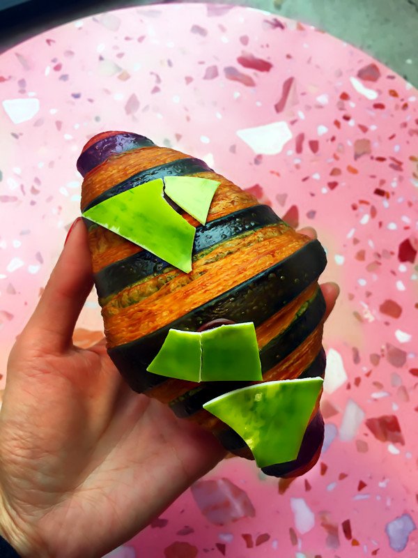 FreebiesUs_'s tweet image. Peppermint Chocolate Fudge Croissant @SupermoonBake 
Location: 120 Rivington Street, NYC
Served cruffins &amp;amp; croissants.
#croissants #NewYorkCity #food #pastry #desserts #lowereastside #eatingnyc #nycfood #sweets #nyc #tasty #chocolates #green #Pink #edible #tryit2018