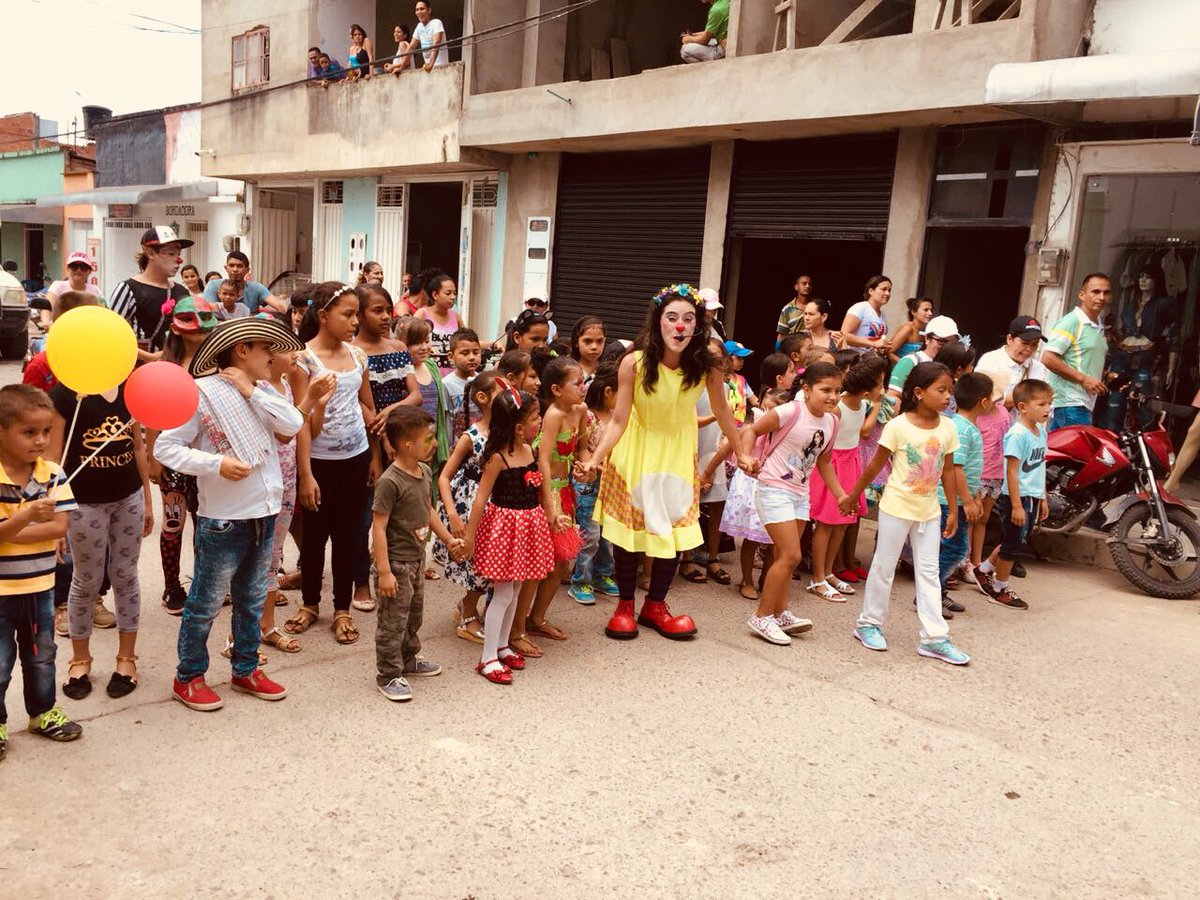 erikactriz's tweet image. Hoy me duermo feliz, #Circopolis se lanzo en 11 municipios de Colombia. Muy pronto más chic@s disfrutando de sus derechos y jugando a construir desde el amor un nuevo país. @La_Ventana @Santialarconu @ChichilaNavia se juntan?
