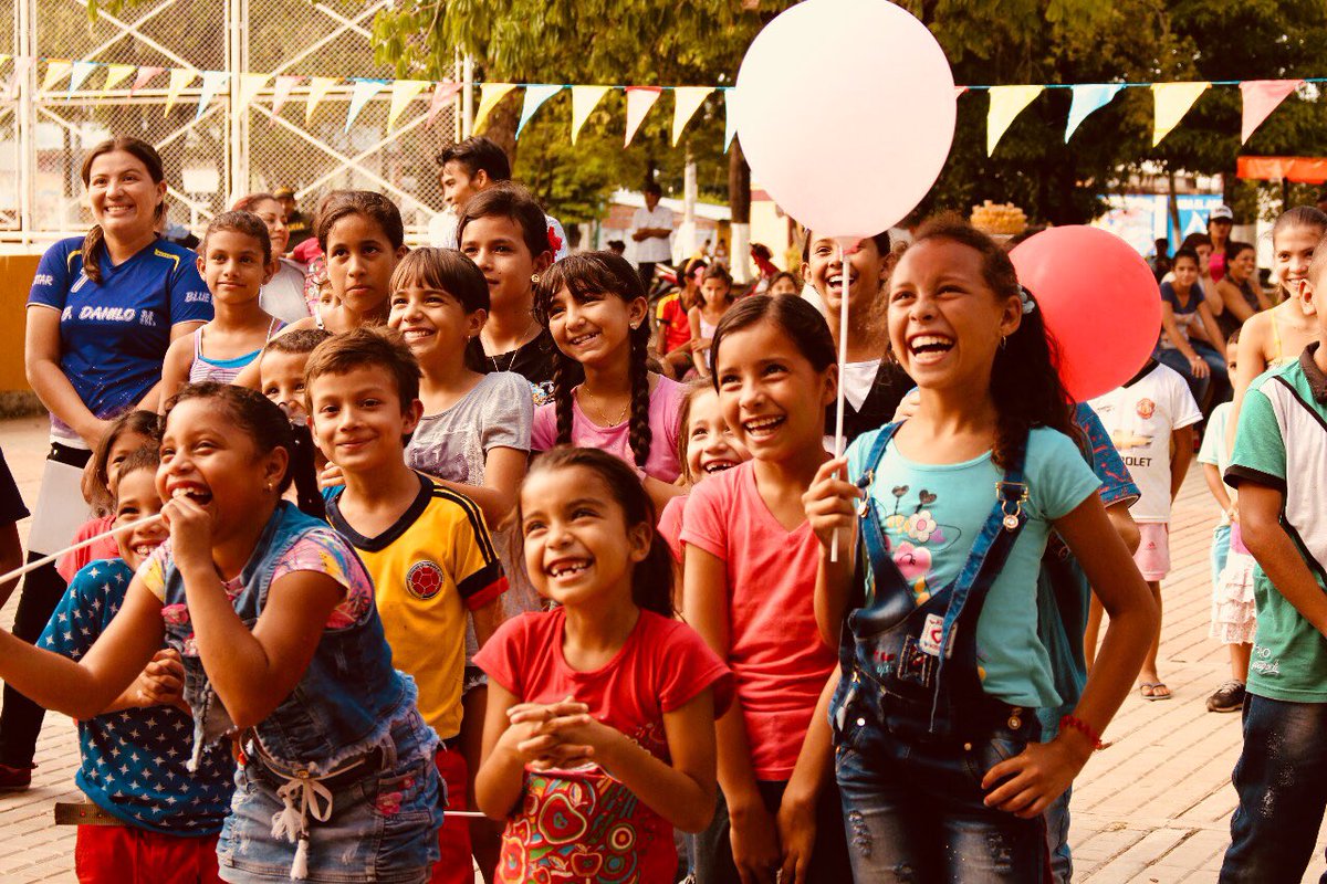 erikactriz's tweet image. Hoy me duermo feliz, #Circopolis se lanzo en 11 municipios de Colombia. Muy pronto más chic@s disfrutando de sus derechos y jugando a construir desde el amor un nuevo país. @La_Ventana @Santialarconu @ChichilaNavia se juntan?