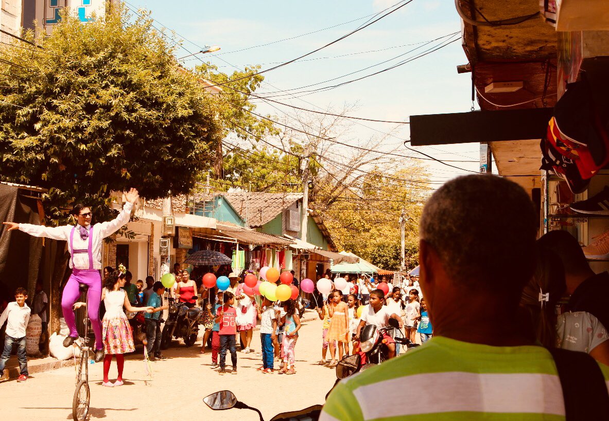 erikactriz's tweet image. Hoy me duermo feliz, #Circopolis se lanzo en 11 municipios de Colombia. Muy pronto más chic@s disfrutando de sus derechos y jugando a construir desde el amor un nuevo país. @La_Ventana @Santialarconu @ChichilaNavia se juntan?