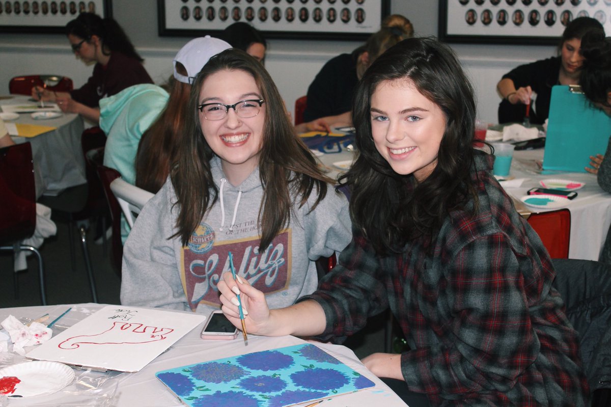 ChiOBradleyU's tweet photo. We had such a fun Swap-A-Sis with @axobradley painting clipboards! 🎨 https://t.co/Q7WWtWplHX