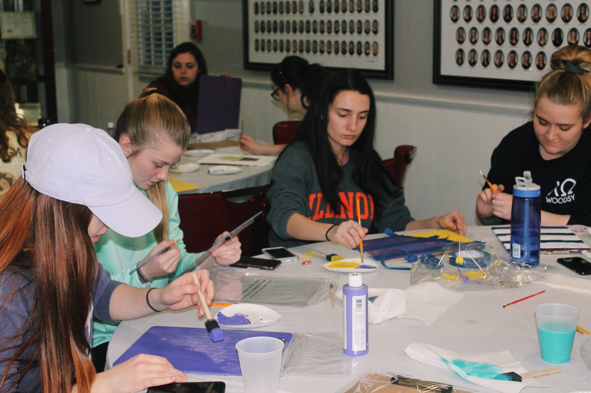 ChiOBradleyU's tweet photo. We had such a fun Swap-A-Sis with @axobradley painting clipboards! 🎨 https://t.co/Q7WWtWplHX