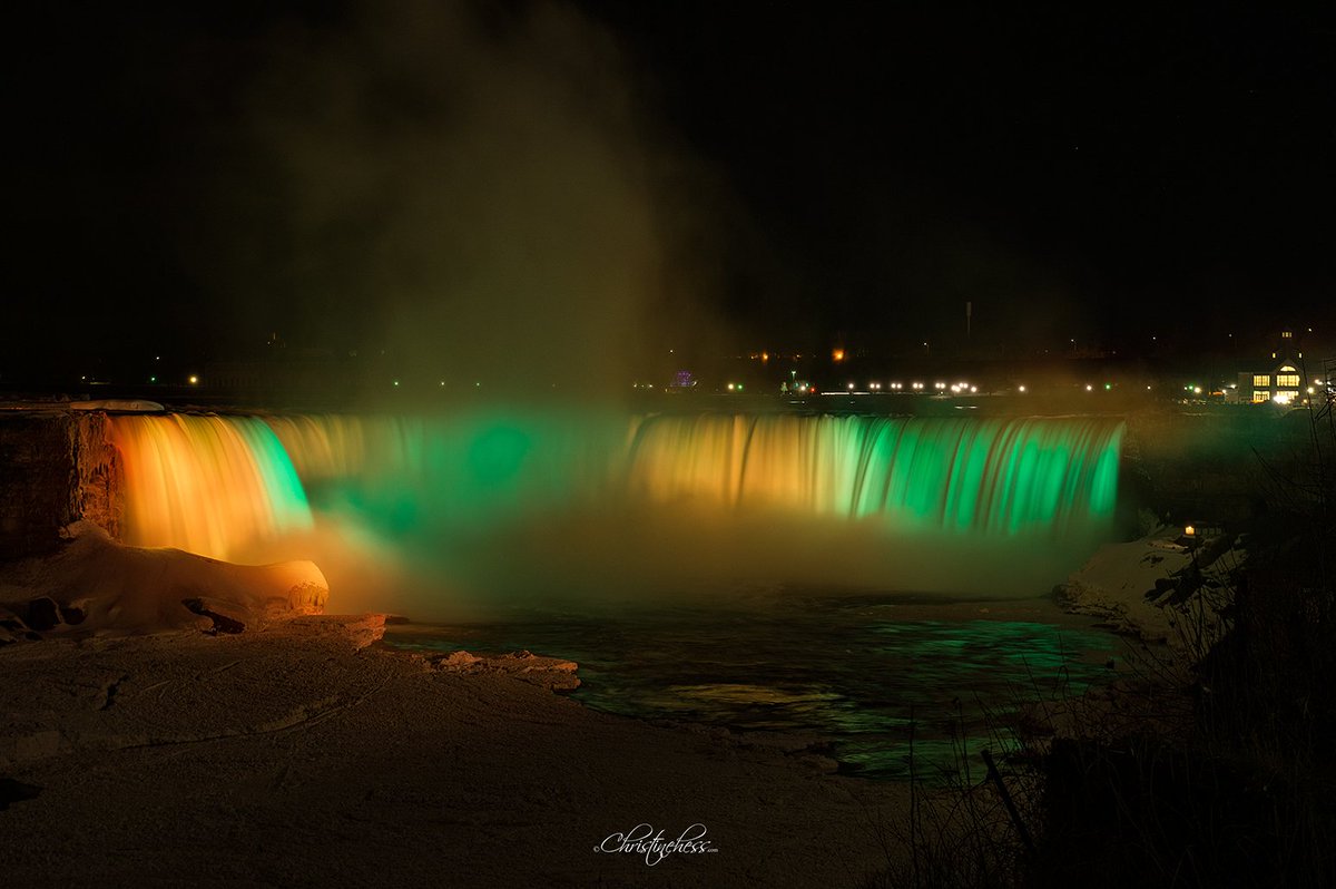 christine_chess's tweet photo. Niagara Falls was illuminated in the colours of green and gold this evening, as a symbol of binational support for the residents of Humboldt, Saskatchewan as they deal with the pain and shock emanating from Friday's terrible crash. #HumboldtBroncos #HumboldtStrong #NiagaraFalls https://t.co/lrFcH2FI8c