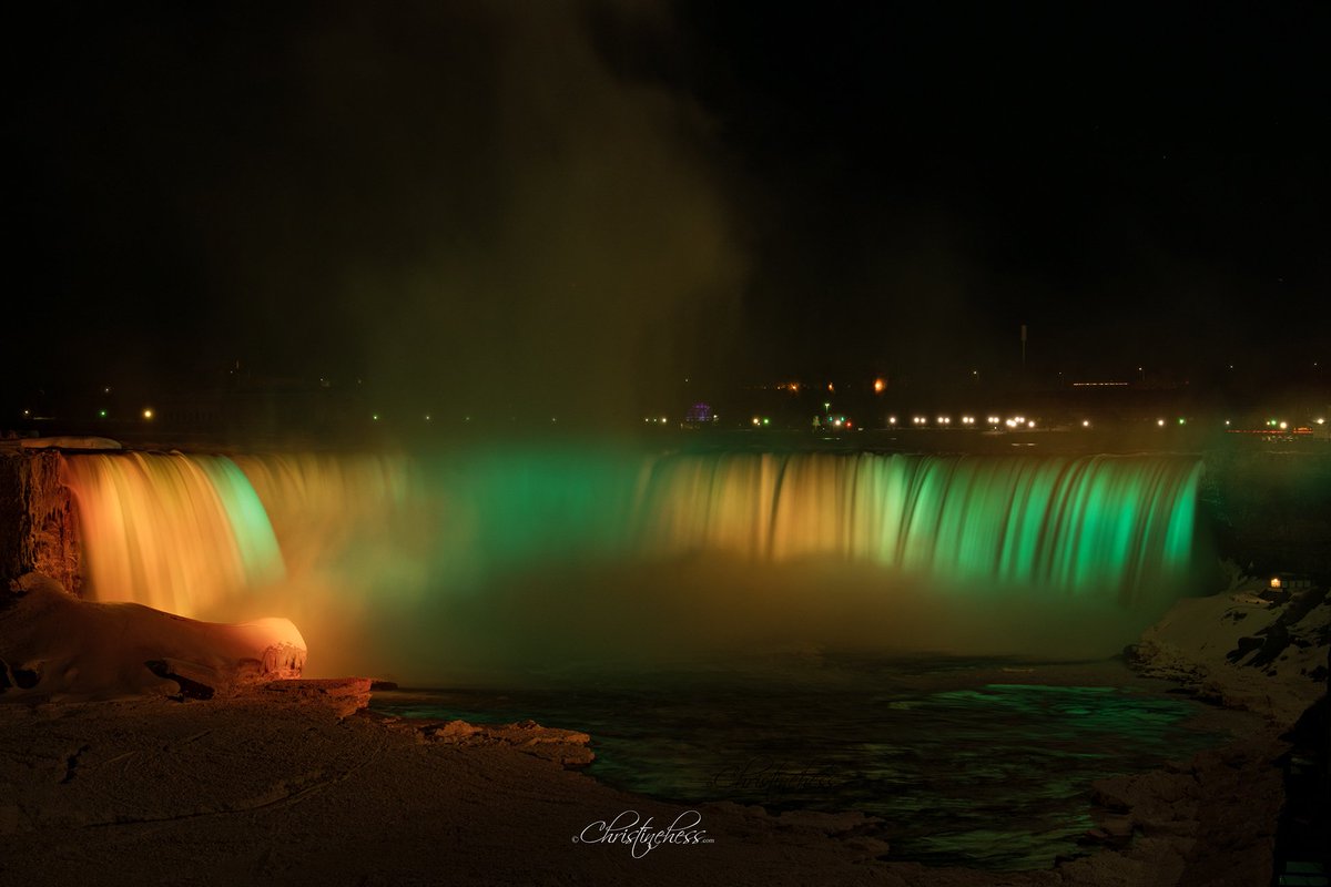 Niagara Falls was illuminated in the colours of green and gold this evening, as a symbol of binational support for the residents of  Humboldt, Saskatchewan as they deal with the pain and shock emanating from Friday's terrible crash. #HumboldtBroncos #HumboldtStrong #NiagaraFalls
