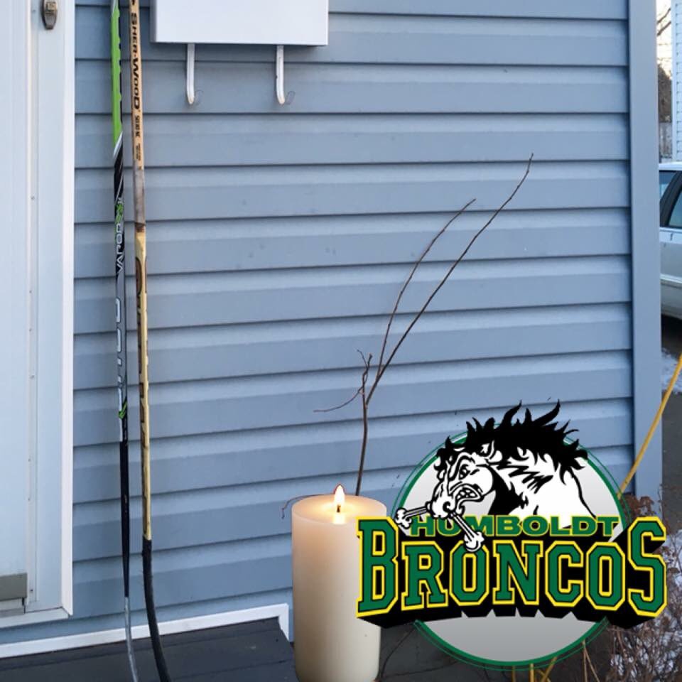 #putyoursticksout Sticks Out, Porch Lights on for The Boys!! #humboldtbroncos #humboldtstrong💚💛 #humboldtstrong