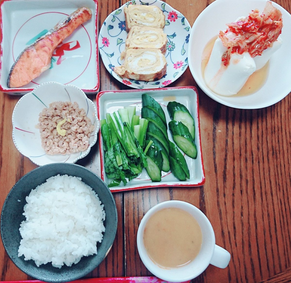 ojousama_Butler's tweet photo. 焼き鮭のしょっぱさやだし巻き玉子の甘さと一緒に白米を口いっぱいに食べた瞬間や、納豆&amp;ご飯を食べた直後にぬか漬けを口にいれた瞬間、日本に生まれてよかったと心から思います🇯🇵ご飯4杯たべちゃった。だって美味しいんだもん。
結果、休み期間で体重が4kg増加したのは反省。 https://t.co/XPzxb2PKAX