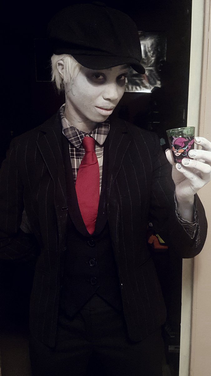 InfiniteRenee's tweet photo. Cheers. @Gotham @thedrewpowell 

Quick cosplay of Dapper Grundy. He was sooo handsome!!! 

P.s. there's root beer in my shot glass 🤣

#grundy #gotham #cosplay https://t.co/5Eu3U3IM9o