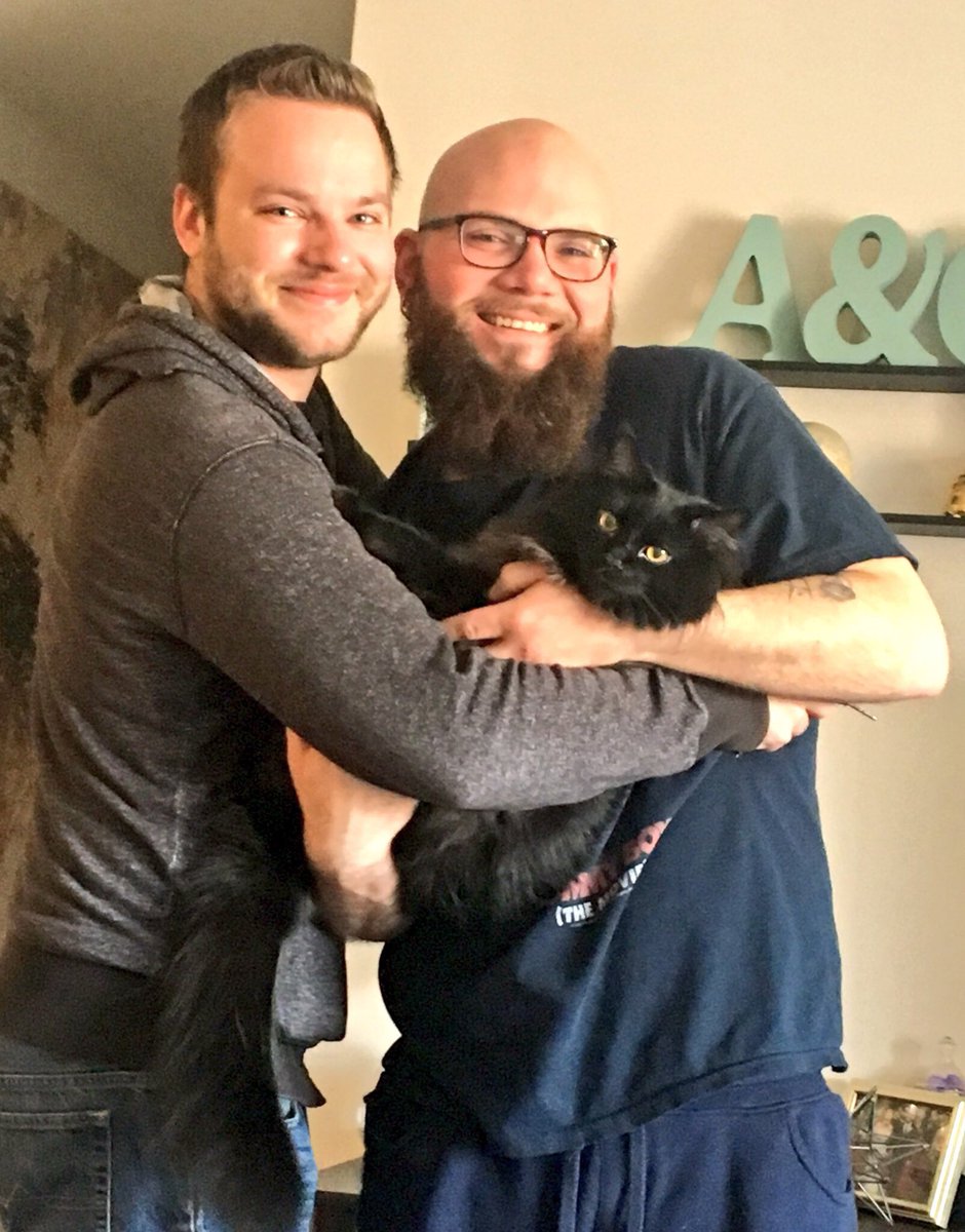 BubbaTheCat09's tweet photo. Hanging with #buds @AaronDS17 #bestfriends https://t.co/AxK9672Vnc