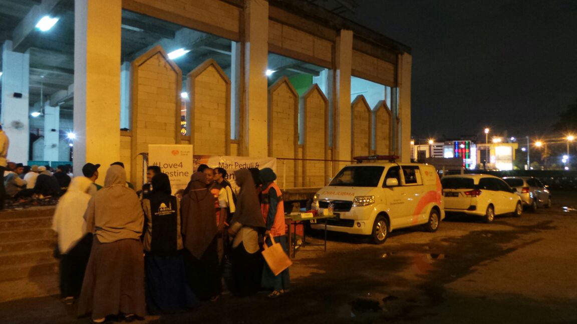 Relawan_Bekasi's tweet photo. AKSI PENGGALANGAN DANA UNTUK GHOUTA DAN PALESTINA .
Bekasi. Relawan Rumah Zakat mengadakan aksi penggalangan dana untuk saudara  kita yang mengalami penderitaan di Ghouta dan Palestina akibat perang. Aksi dilaksanakan hari Sabtu sampai Minggu, 07-08 April 2018, di Islamic Center. https://t.co/XAl8RpAUe8