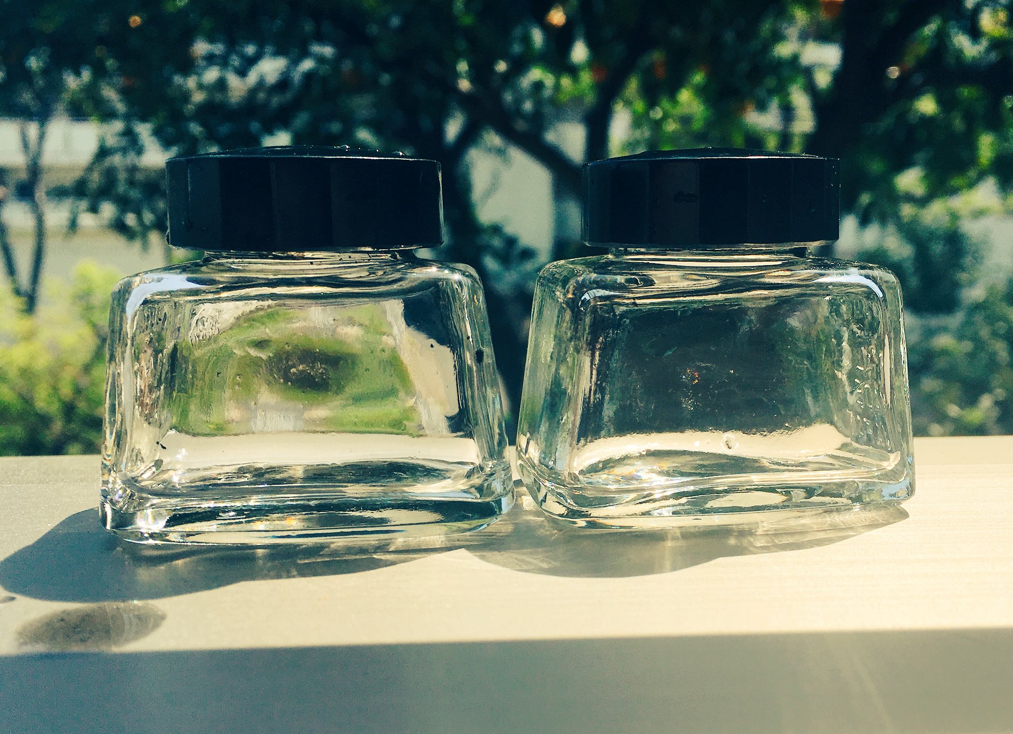 とよ田みのる パイロットの製図用インクで漫画を描いているのですが350mlのお得サイズが気になりつつも小瓶の方が使いやすいしなーと買ったこと無かったんですが使用済みの小瓶洗って詰め替えたらいいんじゃないと思いつく 洗った小瓶はとても可愛らしかっ