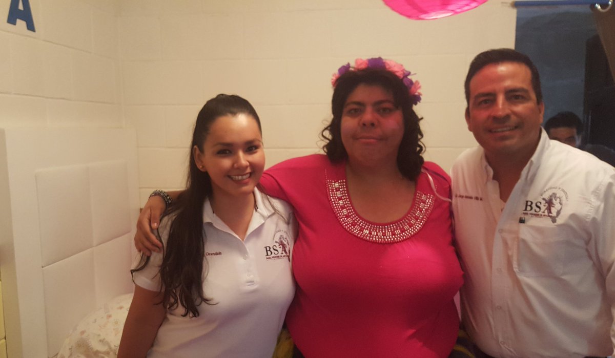BARRASONORENSE1's tweet photo. El día de hoy #BSA en coordinación con la Fundación #PintandoSonrisas cumplimos el sueño de Karina, remodelamos su recamara. ¡Gracias Barristas! #Sonora #CumpliendoSueños #OrgulloBSA #Abogados https://t.co/59RagymADA