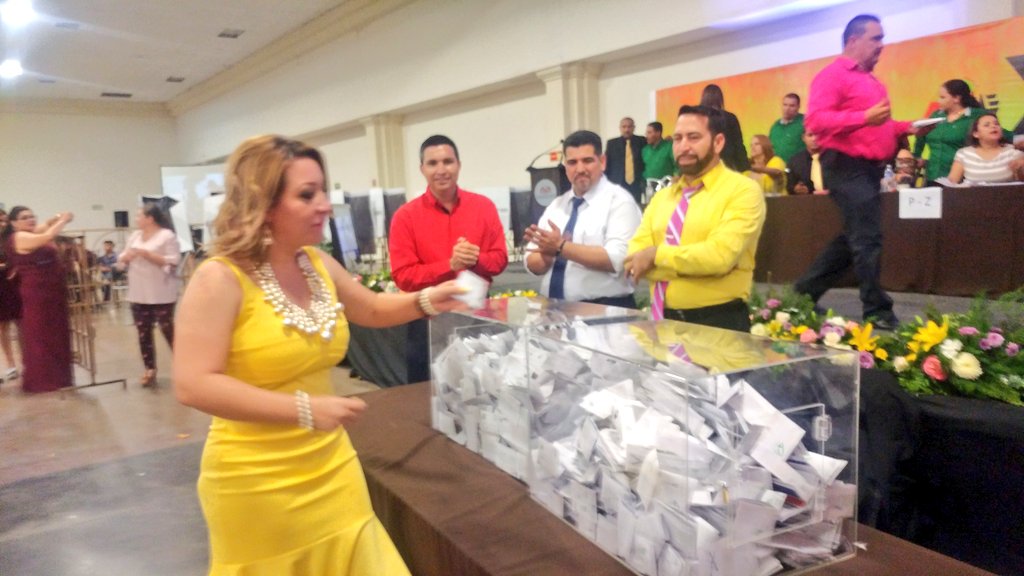 sueisssteson's tweet photo. En un ambiente de respeto concluyó la elección del Comité Ejecutivo del @sueisssteson gana Manuel Moreno Quijada de la Planilla Blanca, con mil 122 votos.  Les toma la protesta Xochitl Preciado @xopre Sectetaria General saliente. https://t.co/8xwWeHkOfH