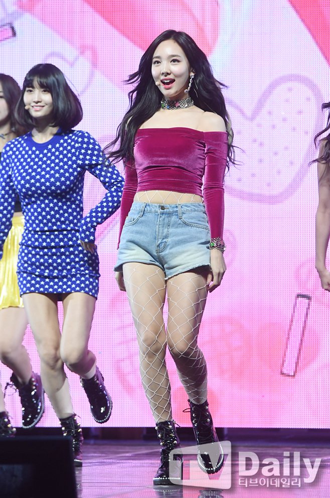 Nayeon S Wil Outfit And Mina S Likey Outfit Random Onehallyu