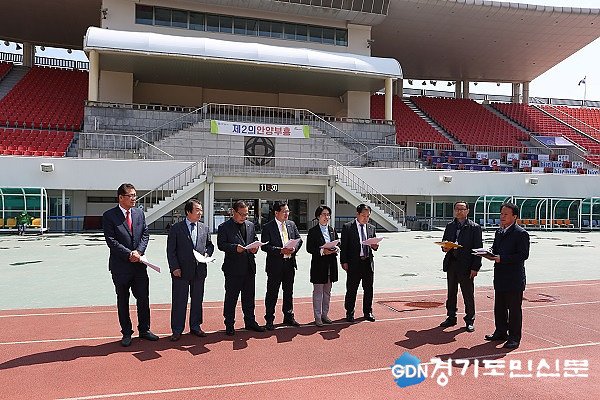 gdomin_kr's tweet image. #총무경제위원회, 제1회 #추경예산안 심의 중 현장방문
#공공체육시설 #개보수지원사업 과 관련, #안양종합운동장 을 방문하여 현황청취
작성자 경기도민신문
me2.do/5Uhe45pe
#경기도민신문 #경기도