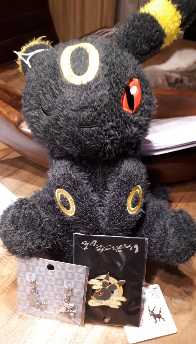 TV_thari's tweet photo. Completly forgot to show my #Tomocon loot!
there was this amazing stand with REAL pokemon center merch! 😍im so happy to finally h ave the pin i wanted! 

and the most adorable winking unbreon plushy! its so fluffyy!! https://t.co/5H83LsQfWv