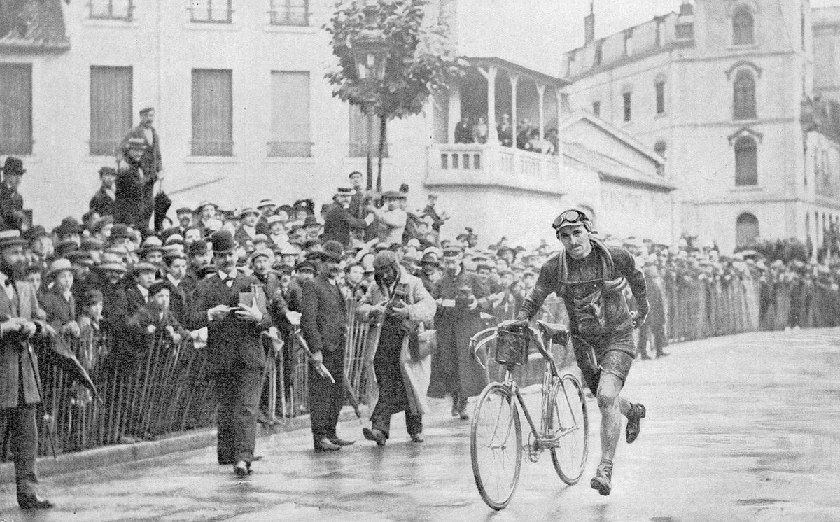 4/10 - La prophétie du Nantais se réalisera : Faber surclassera la concurrence et remportera 6 étapes du Tour 1909. Même les avaries ne l’empêcheront pas de gagner, comme ici à Lyon...